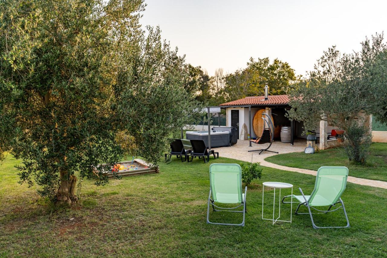 Holiday Home Kerniat Pula Exterior photo