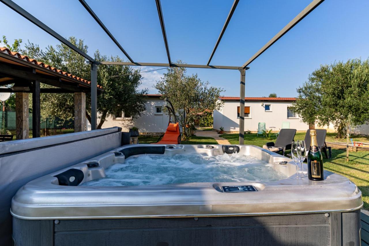 Holiday Home Kerniat Pula Exterior photo
