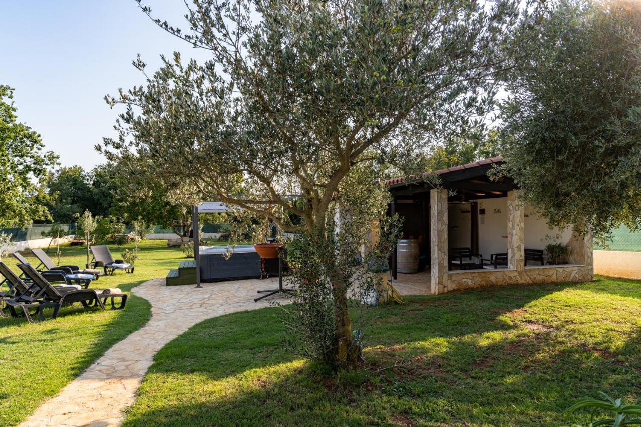 Holiday Home Kerniat Pula Exterior photo