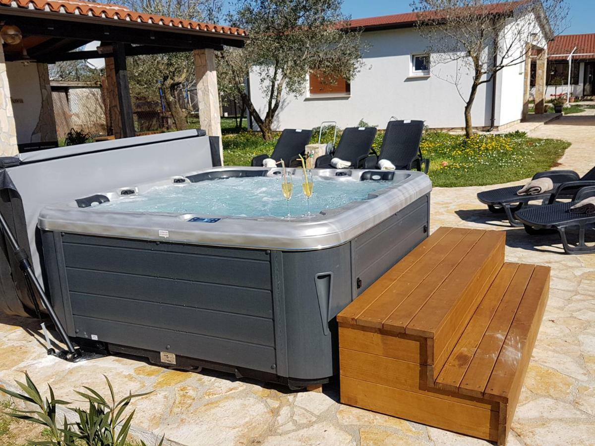 Holiday Home Kerniat Pula Exterior photo