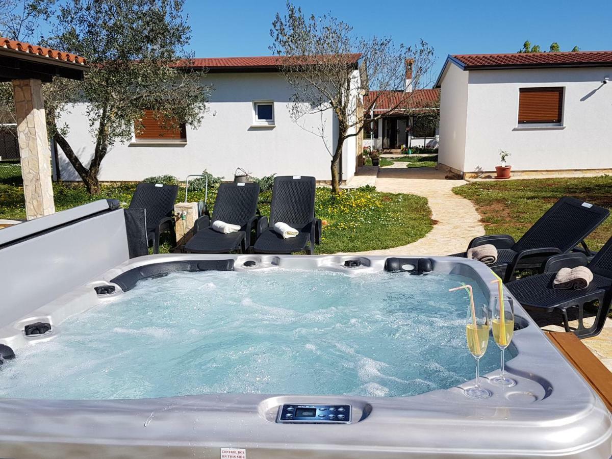 Holiday Home Kerniat Pula Exterior photo