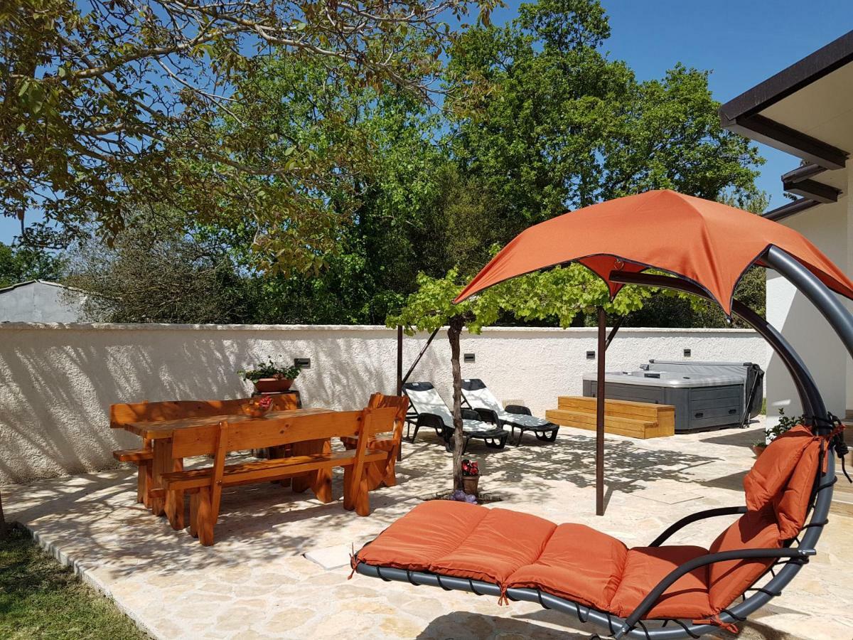 Holiday Home Kerniat Pula Exterior photo