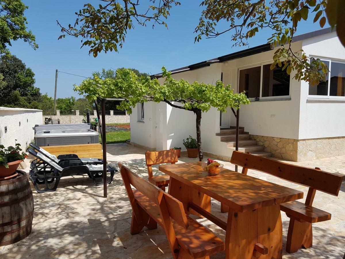Holiday Home Kerniat Pula Exterior photo